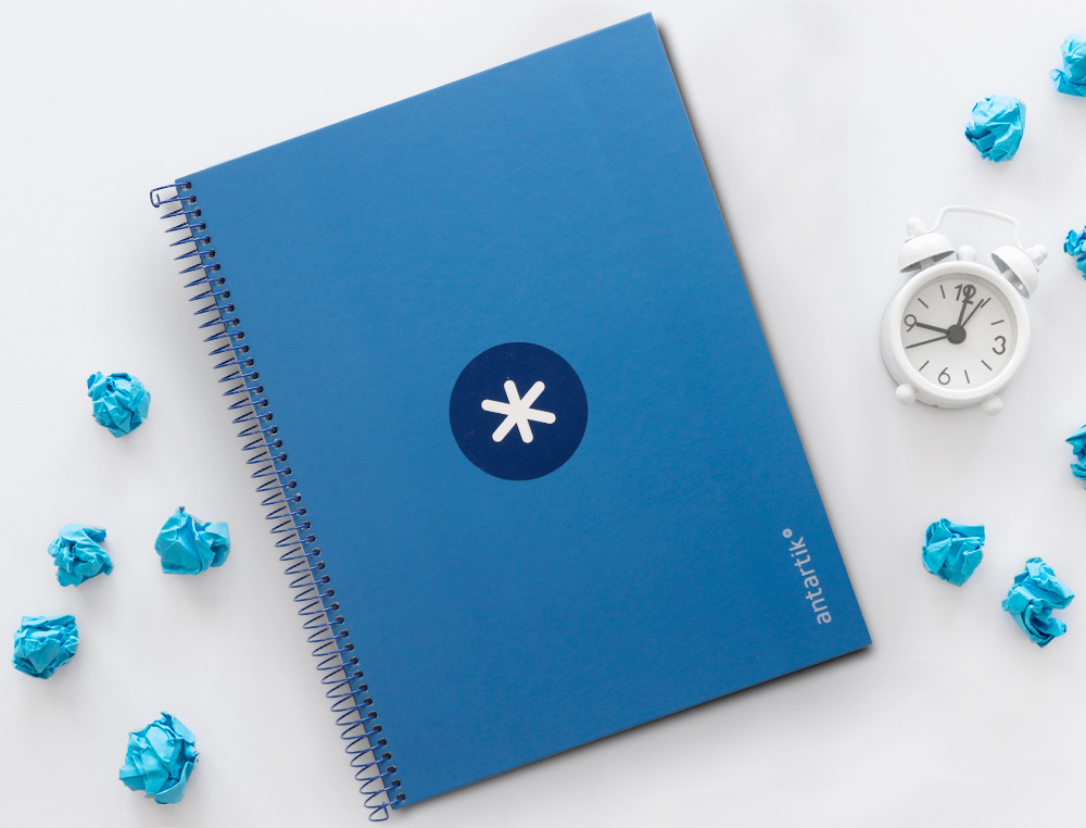 CUADERNO ESPIRAL A4 MICRO ANTARTIK TAPA FORRADA 80H 90 GR CUADRO 5MM 1 BANDA 4 TALADROS AZUL OSCURO